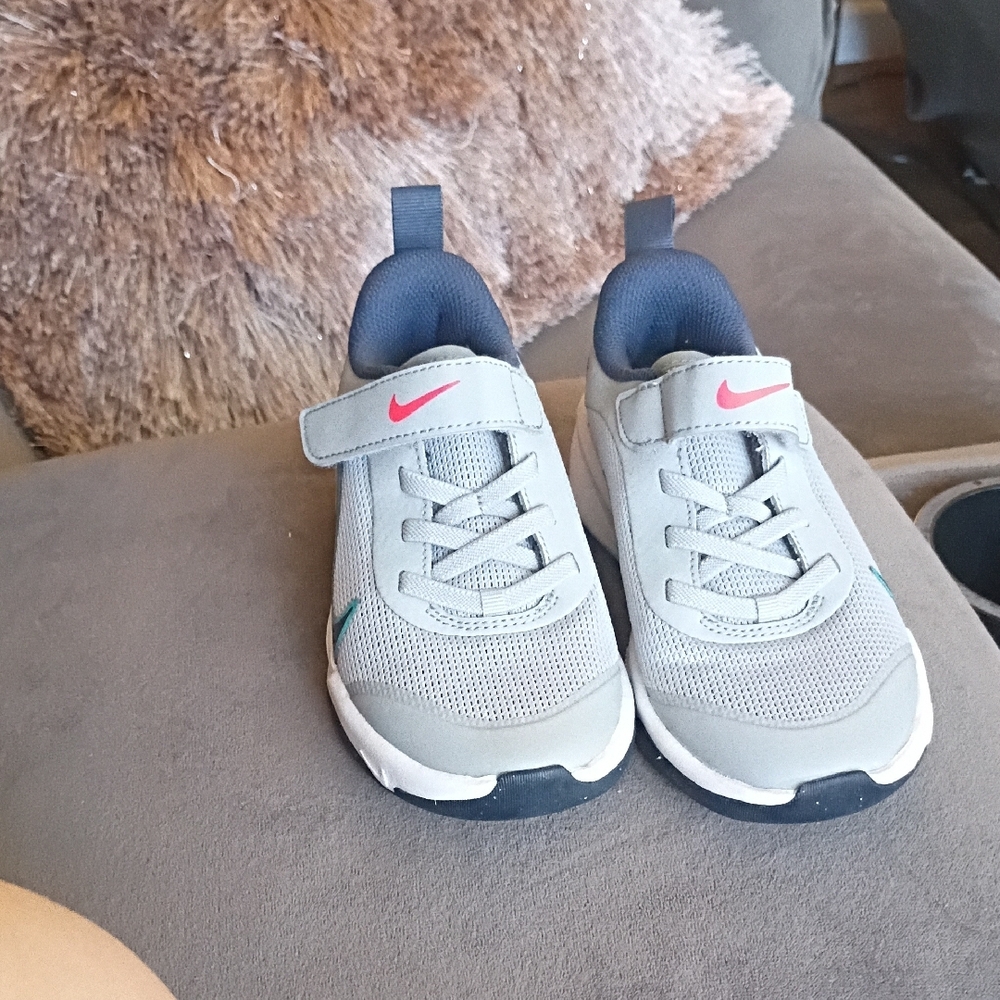 Nike Kids Light Gray and ♥️ Hook-and-Loop Sneakers - Picture 2 of 4